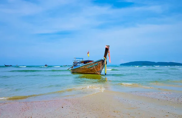 Traditionele Longtail Boot Met Kleurrijke Borden Afgemeerd Nang Beach Krabi — Stockfoto