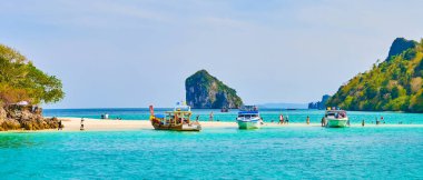 AO NANG, THAILAND - 26 Nisan 2019: Kum tükürüğüyle Koh Mor ve Koh Tups adaları, 26 Nisan 'da Ao Nang' in en popüler turizm merkezlerinden biridir.