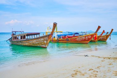 Koh Poda Adası, Ao Nang, Tayland sahillerinde dalgalar üzerinde eski uzun kuyruklu tekneler.
