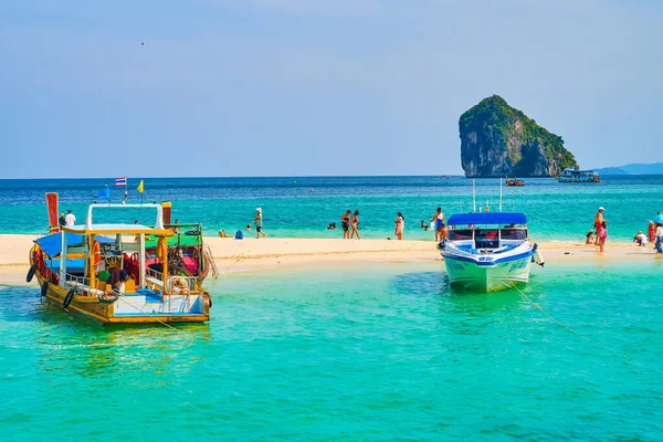 Nang Thailand エイプリル26 2019 4月26日にアオナンで 係留されたロングテールボートと緑に覆われた小さな島を眺めながら コモア島の白い砂浜の浅いビーチ — ストック写真
