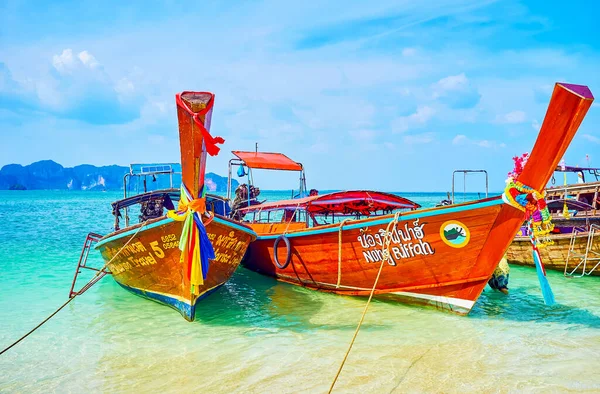 Mooie Kleurrijke Longtail Boten Afgemeerd Het Strand Van Andaman Zee — Stockfoto