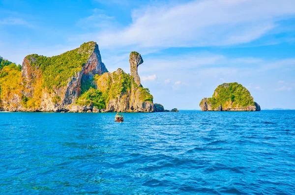 アンダマン海の紺碧の海を望むチキン島 コカイ島 の海岸沿いのヨット旅行 高速フローティングロングテールボート タイのクラビ アオナン島 前景にあるコポダ島 — ストック写真