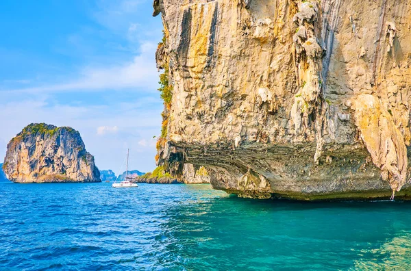 Jacht Reis Langs Rotsachtige Klif Van Koh Poda Island Beroemde — Stockfoto
