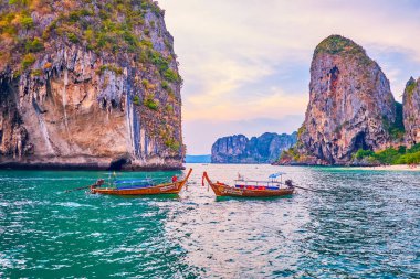 AO NANG, THAILAND - 26 Nisan 2019: 26 Nisan 'da Ao Nang' da Andaman Denizi 'nden yükselen muhteşem kayaların arasında Railay Sahili boyunca hoş bir tekne gezisi