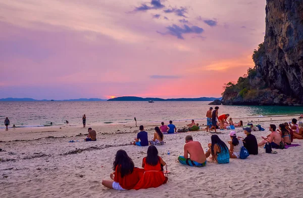 Nang Thailand April 2019 Turisterna Titta Solnedgången Över Vattnet Andamansjön — Stockfoto