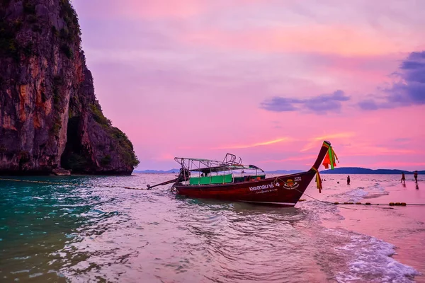 Nang Thailand April 2019 Eenzame Longtail Boot Afgemeerd Aan Kust — Stockfoto