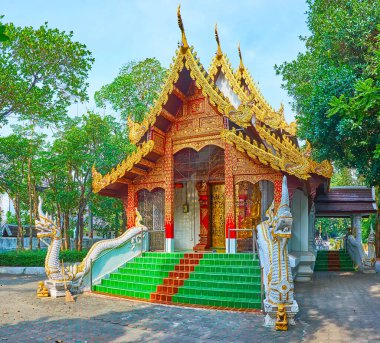 Wat Phan Waen Tapınağı 'nın süslü heykeli karmaşık oymalar, yaldızlı desenler, dantelli mavna tahtaları, chofalar ve yüzgeçler, Naga yılanlarının heykelleri, Chiang Mai, Tayland