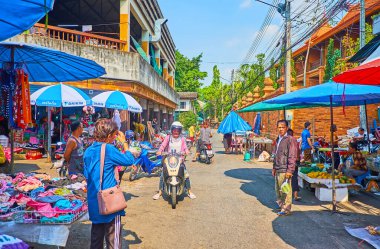 CHIANG MAI, THAILAND - 4 Mayıs 2019: 4 Mayıs 'ta Chiang Mai' deki kalabalık Pra Pok Clao yolu ve kaotik kapı pazarının ev eşyaları.