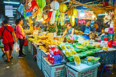 Chiang Mai, Tayland-Mayıs 4, 2019: meyve ve mango yapışkan pirinç malzemeler ile Gate Market Stall renkli Lanna fenerler ile dekore edilmiştir, rüzgarda çırpınan, 4 Mayıs Chiang Mai