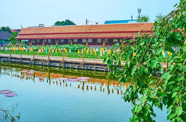 Klášterní Budova Bambusová Lávka Barevnými Lucernami Jezeře Chrámu Wat Chetlin — Stock fotografie
