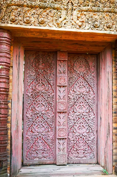 チェンマイ 2019年5月4日 チェンマイの5月4日に バーン フォー 梁文兵馬俑ホテルの彫刻された木製のドアの細かい花のパターン — ストック写真