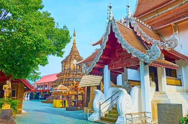 位于泰国清迈的威特耶德林 Chetlin 的古浮雕砖被藏匿在有漂亮门廊的乌斯博特建筑后面 屋顶上铺着鹅卵石 — 图库照片