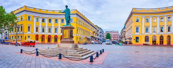 ウクライナのオデッサを背景に歴史的な建物と ドゥック リシュリューへの青銅製の記念碑とプリモルスキー大通りのパノラマ — ストック写真