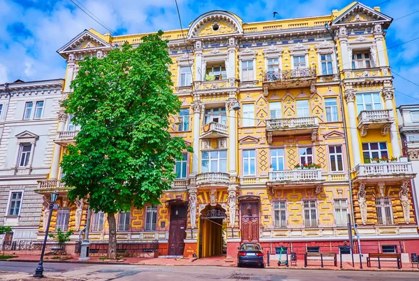 Niesamowita Fasada Rezydencji Mieszkalnej Samym Sercu Starej Odessy Nadmiernymi Dekoracjami — Zdjęcie stockowe