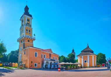 Polonya Pazarı 'nın (Polsky Rynok) Panorama Meydanı' nda eski belediye binası, tarihi yapılar, müzeler ve açık restoran, Kamianets, Ukrayna
