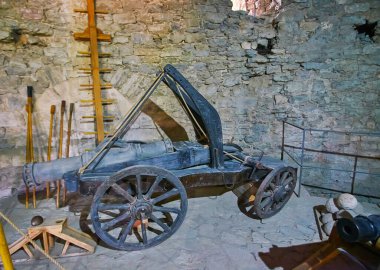 KAMIANET, UKRAINE - 14 Temmuz 2021: Kamianets-Podilskyi Kalesi 'nin iç cephaneliği, 14 Temmuz' da Kamianet 'te muhafaza edilen medeival topları, top gülleleri ve diğer top mermileri ile