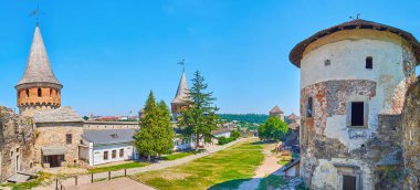 Beyaz (Laska) Kulesi 'nin kalıntıları, Rozanka Kulesi' nin kalıntıları, taş duvarlar, kuleler ve diğer binalarla Kamianet-Podilskyi Kalesi 'nin Panoraması, Ukrayna