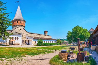 Kamianet-Podilskyi Kalesi 'nin farklı şekilli kuleleri, devasa taş duvarları, açık orta çağ mutfağı, tavernası ve diğer binaları olan panorama, Ukrayna