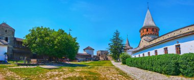 Ortaçağ geçit alanı, Kamianet-Podilskyi Kalesi 'nin yüksek kuleleri ve binaları olan avlunun panoraması, Ukrayna