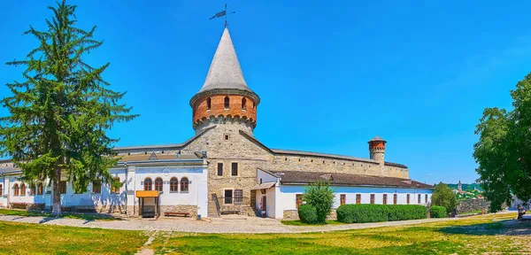 Kamianets Podilskyi城堡建筑的全景 带有旧锥形屋顶的Lanckoronska塔 带有刑讯室的监狱 乌克兰 — 图库照片