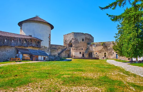 Castillo Medieval Kamianets Podilskyi Contiene Torres Restauradas Arruinadas Murallas Ladrillo —  Fotos de Stock