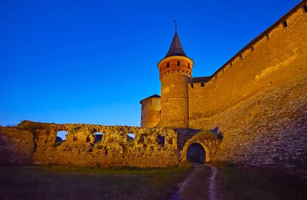 Disfrute Caminata Nocturna Con Una Vista Del Castillo Medieval Kamianets —  Fotos de Stock