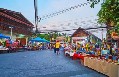 Chiang Mai, Tayland - 4 Mayıs 2019: Wualai yürüyüş sokağı, Chiang Mai 'de yerel tasarımcı kıyafetleri, aksesuarları ve el sanatları sunan Cumartesi Gecesi Market tezgahlarıyla dolu