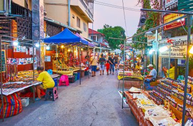 CHIANG MAI, THAILAND - 4 Mayıs 2019: 4 Mayıs 'ta Chiang Mai' de, Wualai yürüyüş sokağındaki Cumartesi Gecesi Marketi 'nin el yapımı deri, gümüş, ahşap mücevher ve aksesuarları