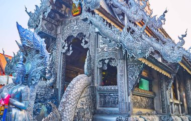 Wat Sri Suphan Ubosot 'unun (Gümüş Tapınak) dışı değişik mitolojik yaratıklarla süslenmiştir - Devas, melekler, Garudas, Yakshas, kuğular, Chiang Mai, Tayland