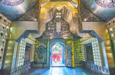 CHIANG MAI, THAILAND - 4 Mayıs 2019: 4 Mayıs 'ta Chiang Mai' de gümüş tapınağın (Wat Sri Suphan) süslü takip panelleri ve klasik avizelerle iç mekanı