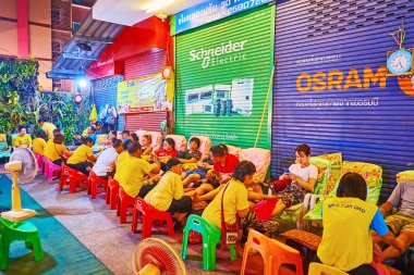 Chiang Mai, Tayland - 4 Mayıs 2019: Açık hava Tay masaj salonu, Saturday Night Market ışıklı çelenk arkasında görülen, Wualai yürüyüş sokak, Chiang Mai Mayıs'ta 4