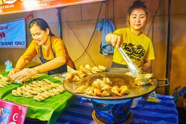 CHIANG MAI, THAILAND - 4 Mayıs 2019: 4 Mayıs 'ta Chiang Mai' deki Wualai yürüyüş sokağında, Cumartesi Gecesi Marketi 'nde gyoza (jiaozi, potstickers) mantı kızartması