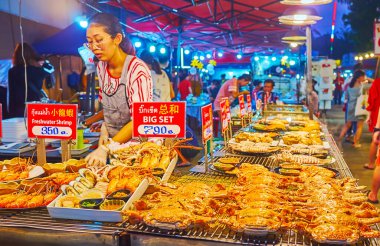 CHIANG MAI, THAILAND - 4 Mayıs 2019 'da Wualai' deki Saturaday Gece Pazarı 'nın yemek tezgahı, yengeç, ıstakoz, taze istiridye ve diğer deniz ürünleri ile yürüme caddesi, 4 Mayıs' ta Chiang Mai 'de