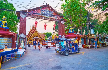 Chiang Mai, Tayland - 4 Mayıs 2019: Tuk tuk taksisi, 4 Mayıs 'ta Chiang Mai' de, kırmızı Lanna fenerleriyle süslenmiş Wat Sri Suphan (Gümüş Tapınak) kapısına yolcu getirdi.