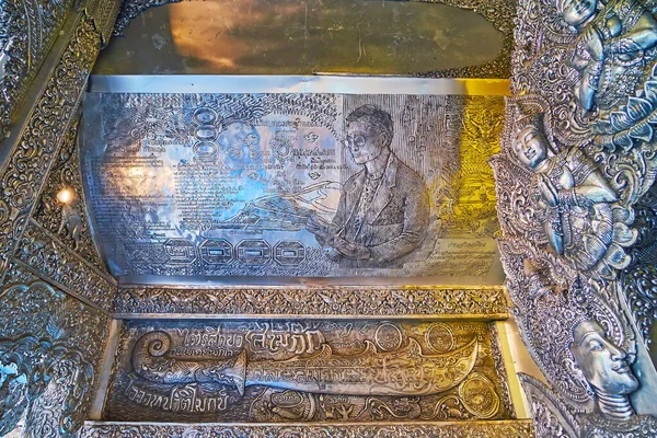 チェンマイ 2019年5月4日 シルバー寺院 ワット スファン のポーチチェンマイで5月4日 ラーマ9世と銀1 000バーツの銀行券を持つUbosot — ストック写真
