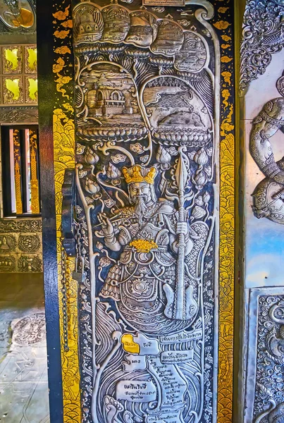 銀の寺院の装飾的なドア追跡パネルと金のパターンを持つウボスト チェンマイ — ストック写真