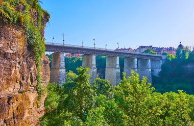 Derin Smotrych Nehri Kanyonu 'nun dik kayalıkları üzerinde yüksek Yeni Köprü manzaralı Kamianets-Podilskyi, Ukrayna