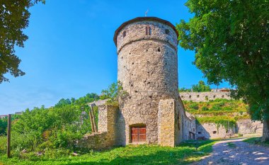 Rus Geçidi kalesinin yüksek taş kulesi, Smotrych Nehri kanyonu, Kamianets-Podilskyi, Ukrayna