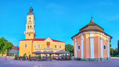 Ermeni Kuyusu, açık hava restoranı ve eski belediye binası Kamianet-Podilskyi, Ukrayna