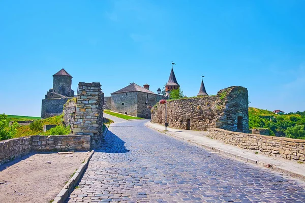 Las Ruinas Puerta Medieval Frente Enorme Piedra Kamianets Podilskyi Castillo —  Fotos de Stock