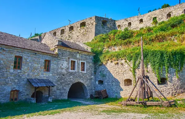 ロシア門の中世の石造要塞の前にある木製のカタパルト ウクライナのKamianets Podilskyi — ストック写真