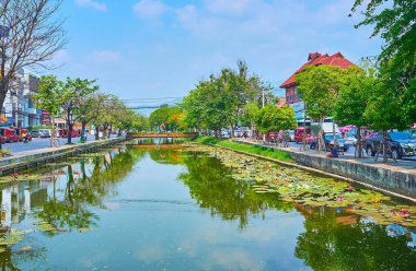 Tarihi şehir hendeği ağaçlarla kaplı ve kalabalık şehir Chiang Mai, Tayland 'ın ortasında dinlenme alanı olarak hizmet veriyor.