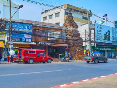 Chiang Mai, Tayland-Mayıs 4, 2019: Chedi antik Harabeleri bir VIW ile eski kentin kale duvarında yoğun yol, mağazalar ve kafeler arasında sıkışmış, 4 Mayıs Chiang Mai