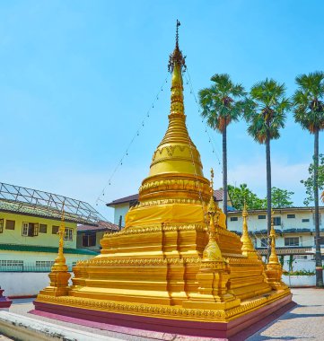 Wat Sai Moon Myanmar Tapınağı 'nın altın Chedi' si çok güzel bir şemsiyeyle kaplıdır ve etrafı çitlerle çevrilidir. Ana çitlerin tepesine halatlarla bağlıdır. Çan çanları, Chiang Mai, Tayland