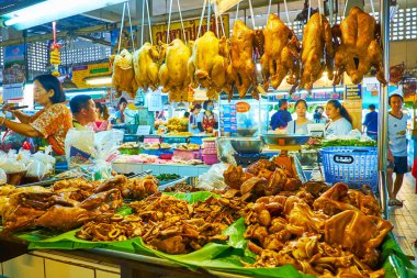 Chiang Mai, Tayland - 4 Mayıs 2019: Tanin pazarı Chiang Mai 'de 4 Mayıs' ta leziz kızarmış tavuk, ördek, domuz kulağı ve diğer lezzetli et ve kümes hayvanları sunar.