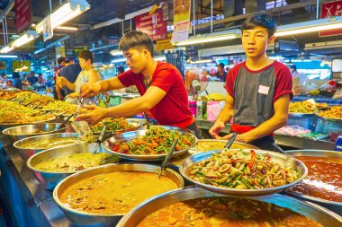 Chiang Mai, Tayland - 4 Mayıs 2019: Tanin pazarının gıda bölümünde geleneksel Tay paket yemekleri, satıcılar taze çorba, tavuk, domuz eti veya deniz ürünleri ile sebze güveç sunuyoruz, Chiang Mai Mayıs'ta 4