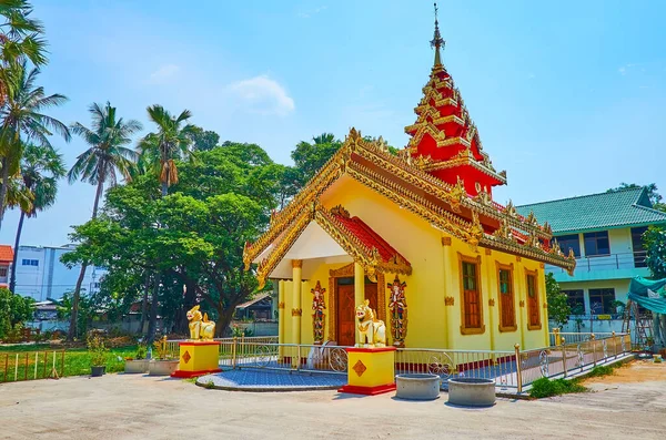 位于泰国清迈的Wat Sai Moon Myanmar寺庙的风景秀丽的缅甸风格Ubosot的立面 装饰有高大的Pyathat塔 光滑的屋顶 镀金的倒刺板 中国狮子和Devata雕像 — 图库照片