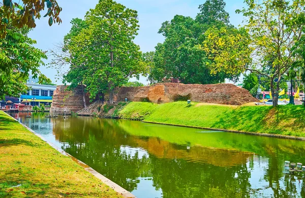 Hermoso Parque Verde Que Refleja Las Aguas Del Antiguo Canal — Foto de Stock