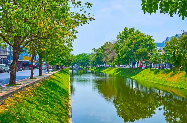 Aproveite Parque Verde Cênico Estendendo Longo Cidade Velha Moat Chiang — Fotografia de Stock