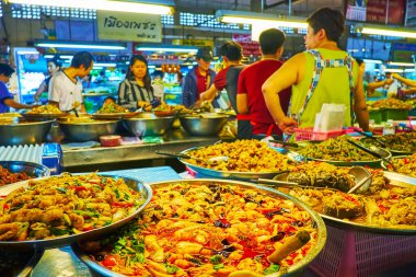 CHIANG MAI, THAILAND - 4 Mayıs 2019: Tanin Market, 4 Mayıs 'ta Chiang Mai' de geleneksel Tayland yemeklerini yemek için en iyi yer.